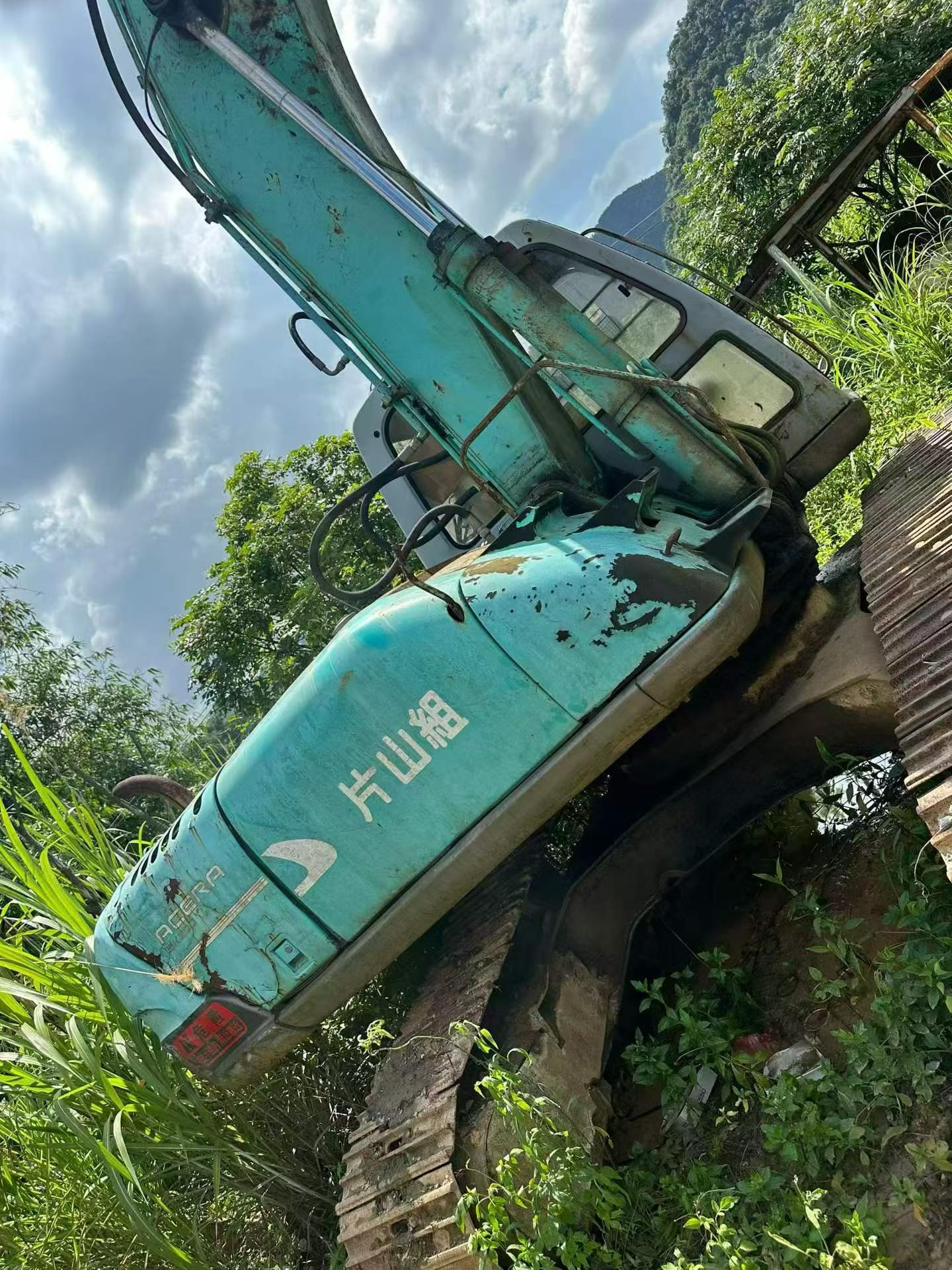 Buy Kobelco SK200-5.5 Used Excavator / 3 Buy Kobelco SK200-5.5 Used Excavator / 3