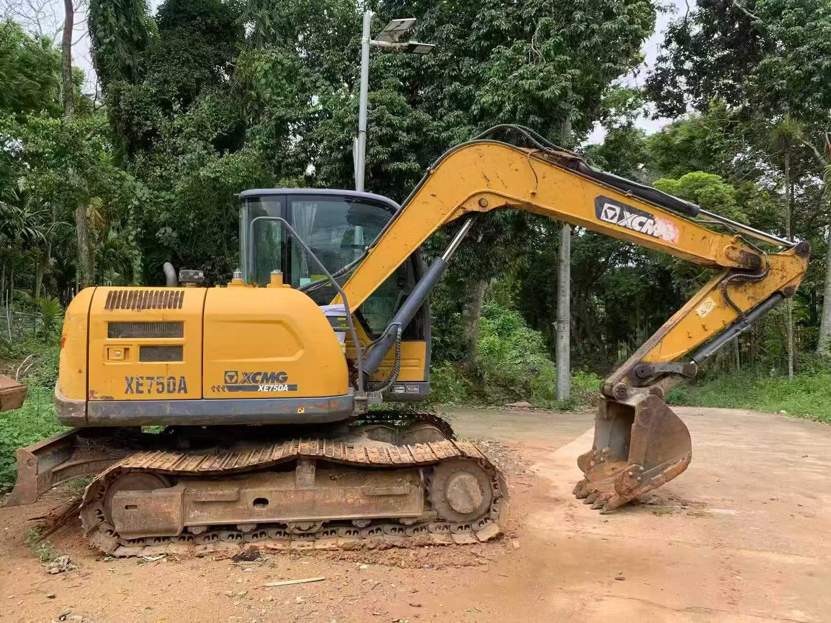 Buy XCMG XE75C Used Excavator / 1