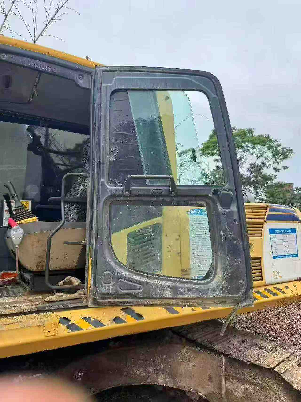 Buy Komatsu PC210-6 Used Excavator / 4 Buy Komatsu PC210-6 Used Excavator / 4
