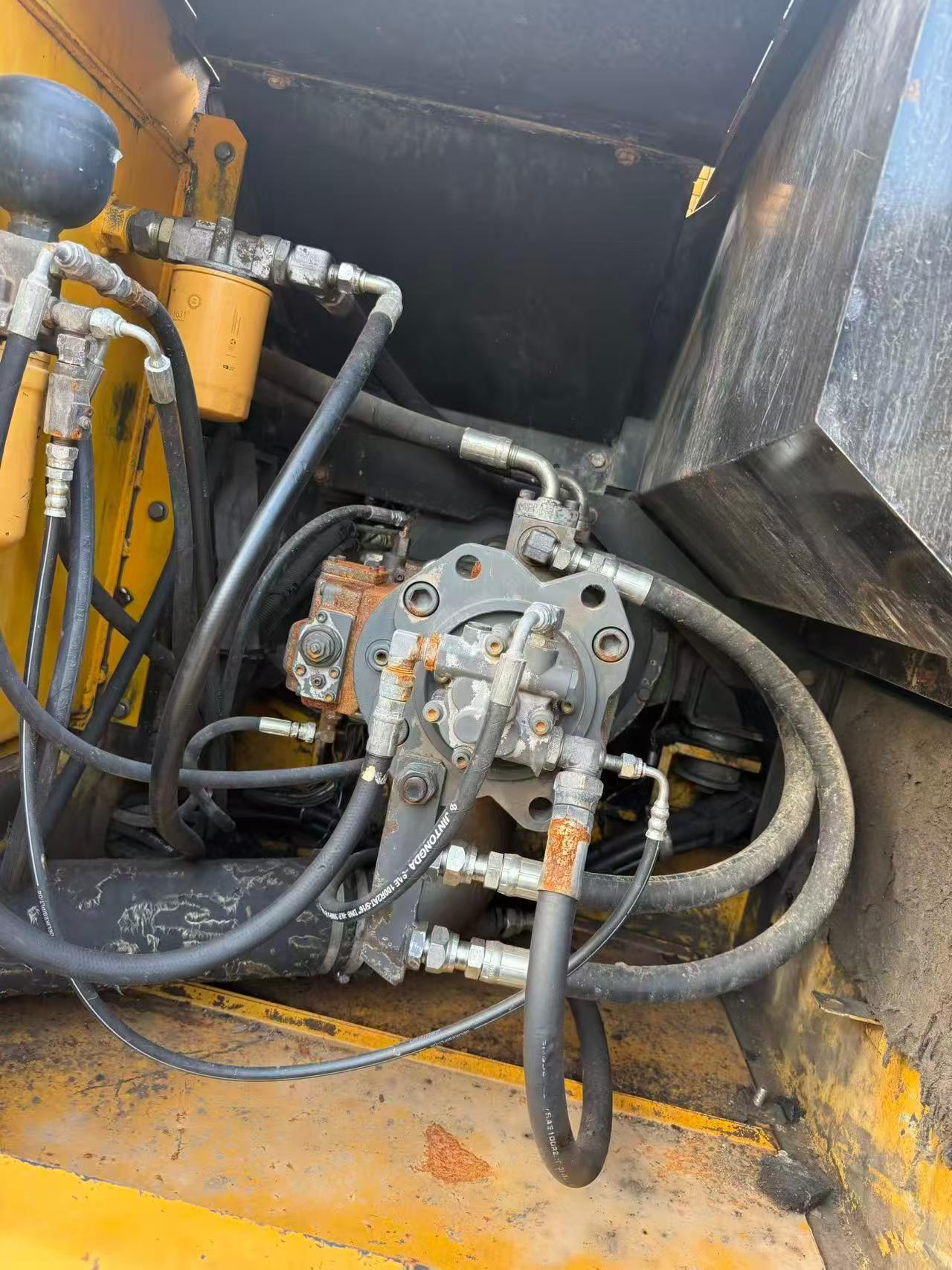 Buy Kato HD820V Used Excavator / 8 Buy Kato HD820V Used Excavator / 8