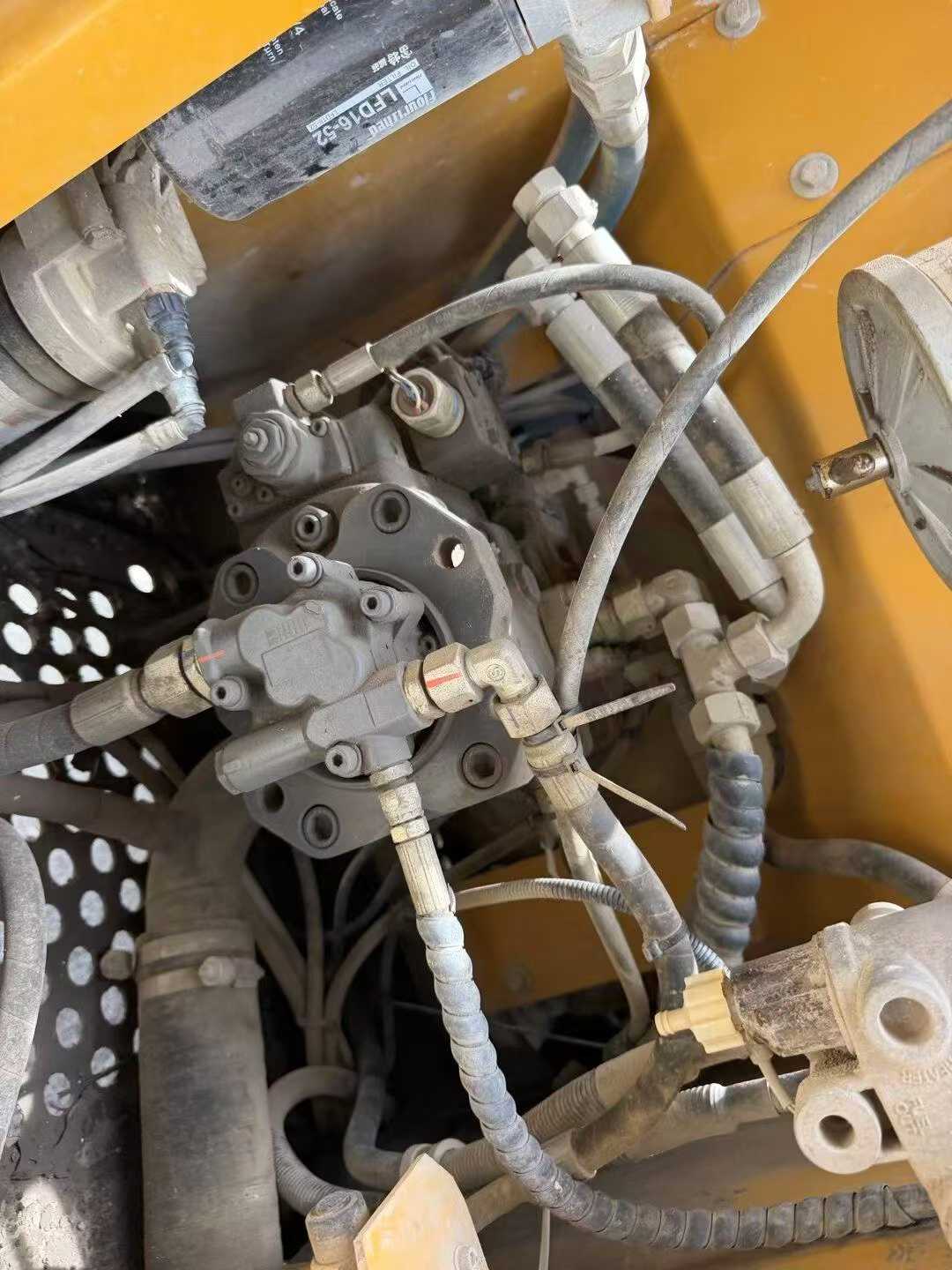 Compre Excavadora XCMG XE135B Usada / 5