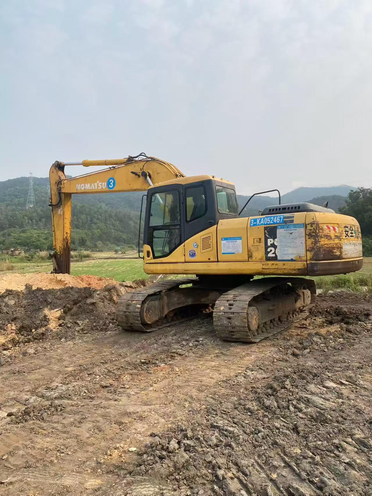 Compre Escavadeira Komatsu PC200-7 Usada / 3