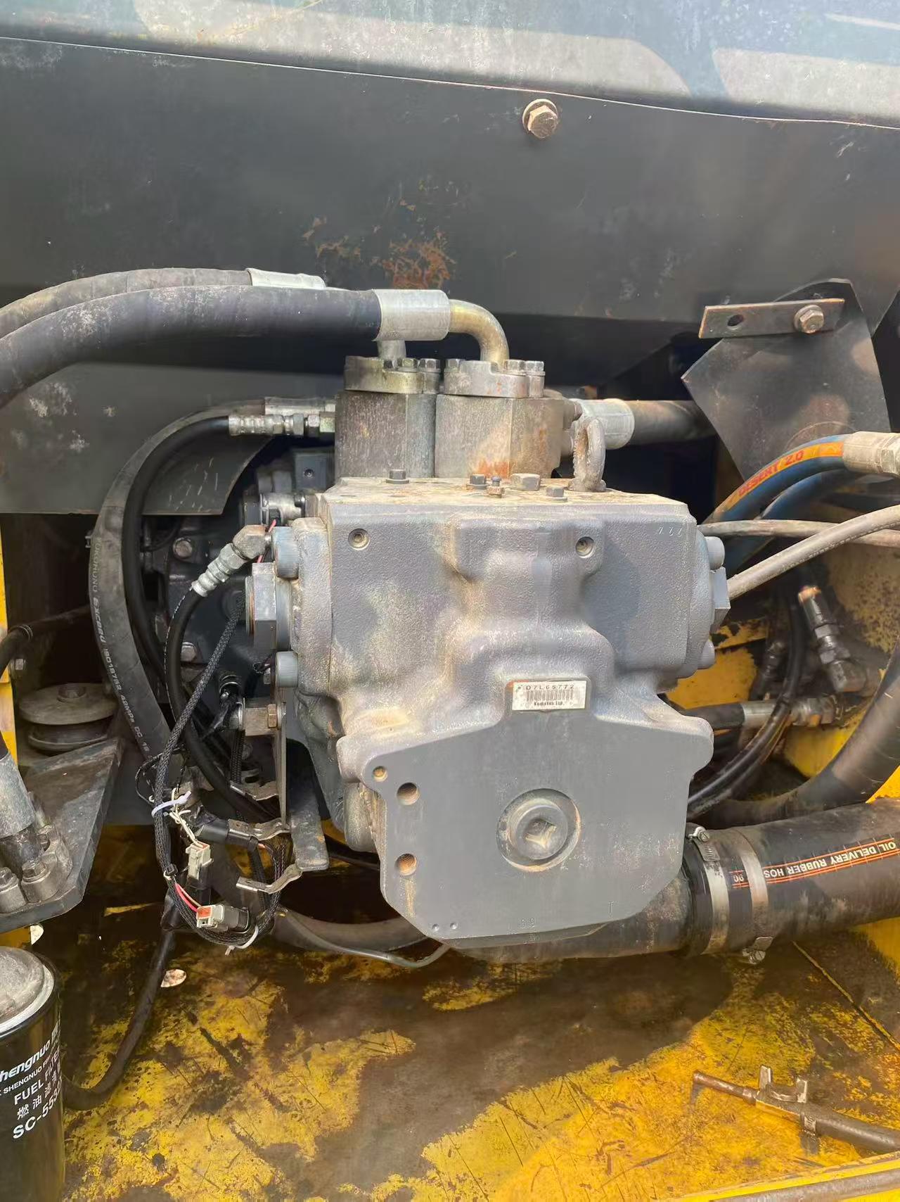Compre Escavadeira Komatsu PC200-7 Usada / 4