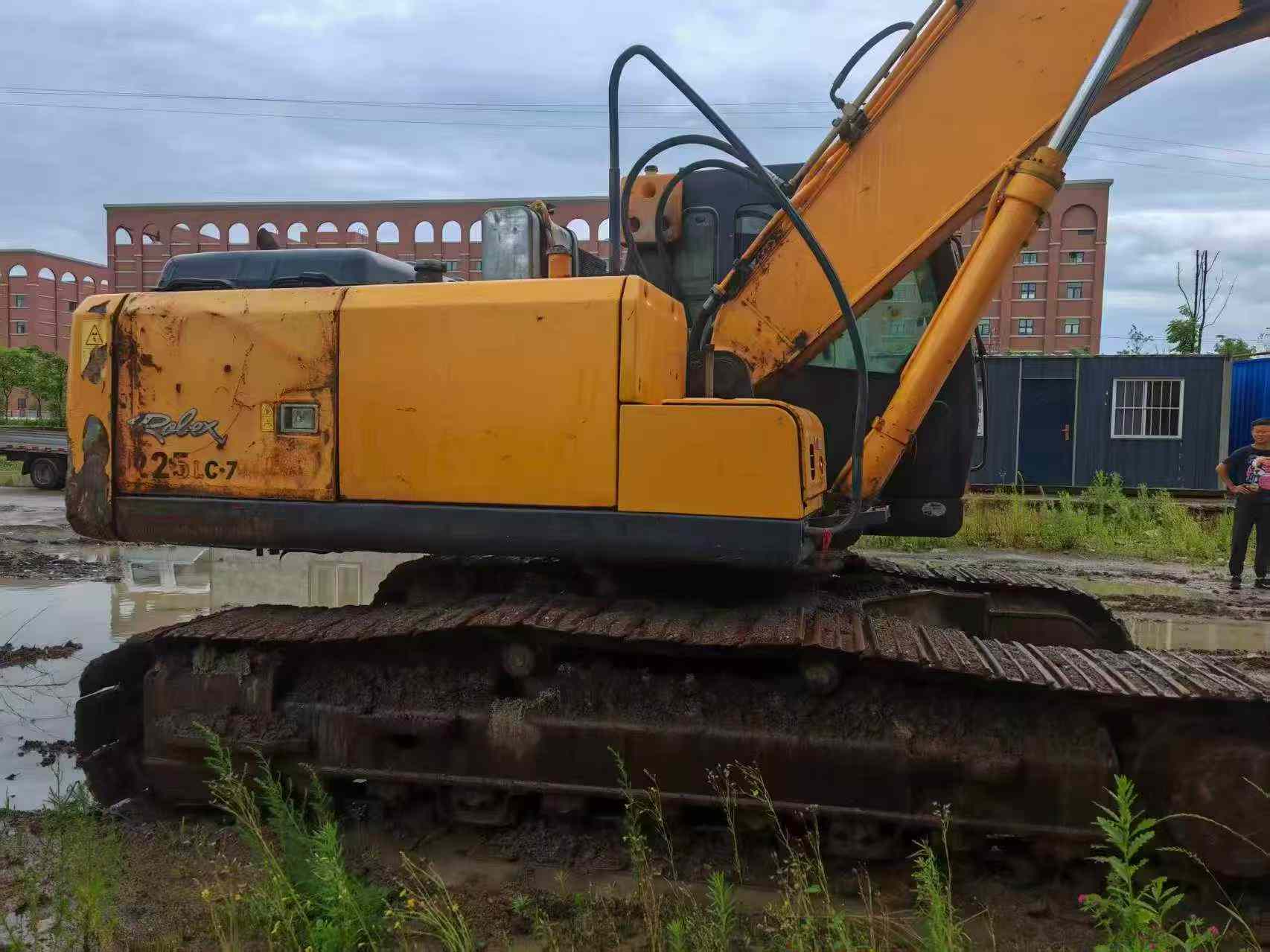 Buy Hyundai R225-7 Used Excavator / 9 Buy Hyundai R225-7 Used Excavator / 9
