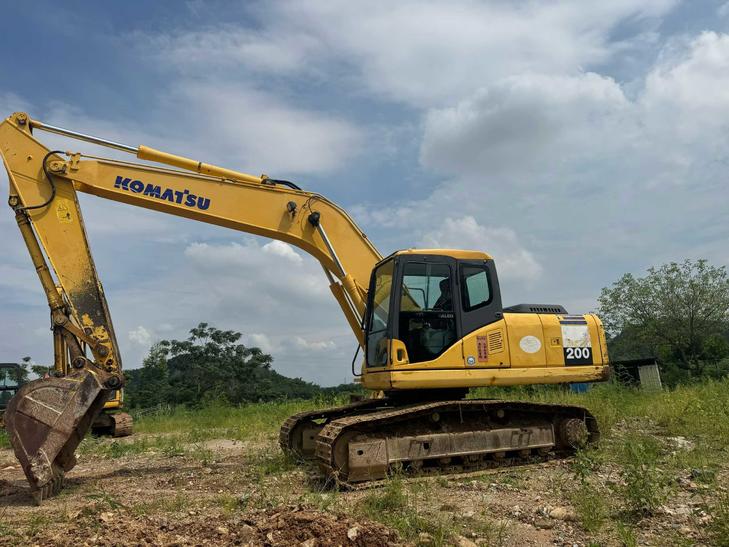 Buy Komatsu PC200-7 Used Excavator / 1