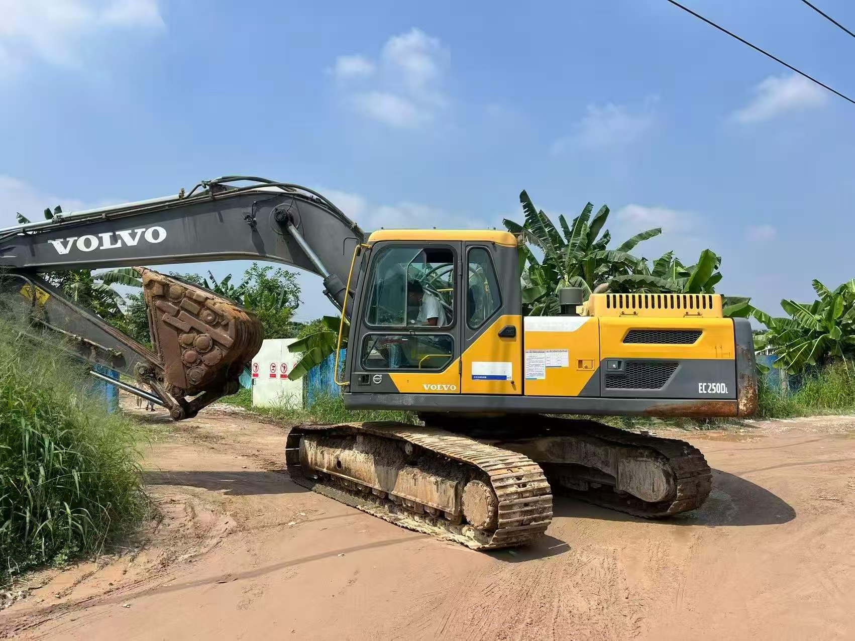 Buy Volvo L250G Used Excavator