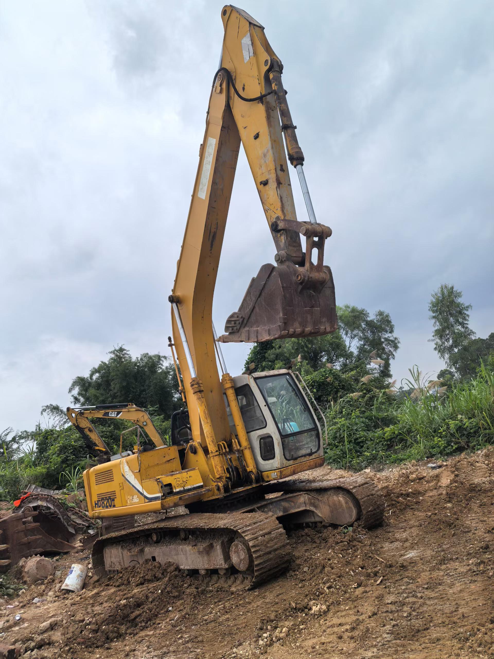 Buy Kato 820-3SP Used Excavator / 1