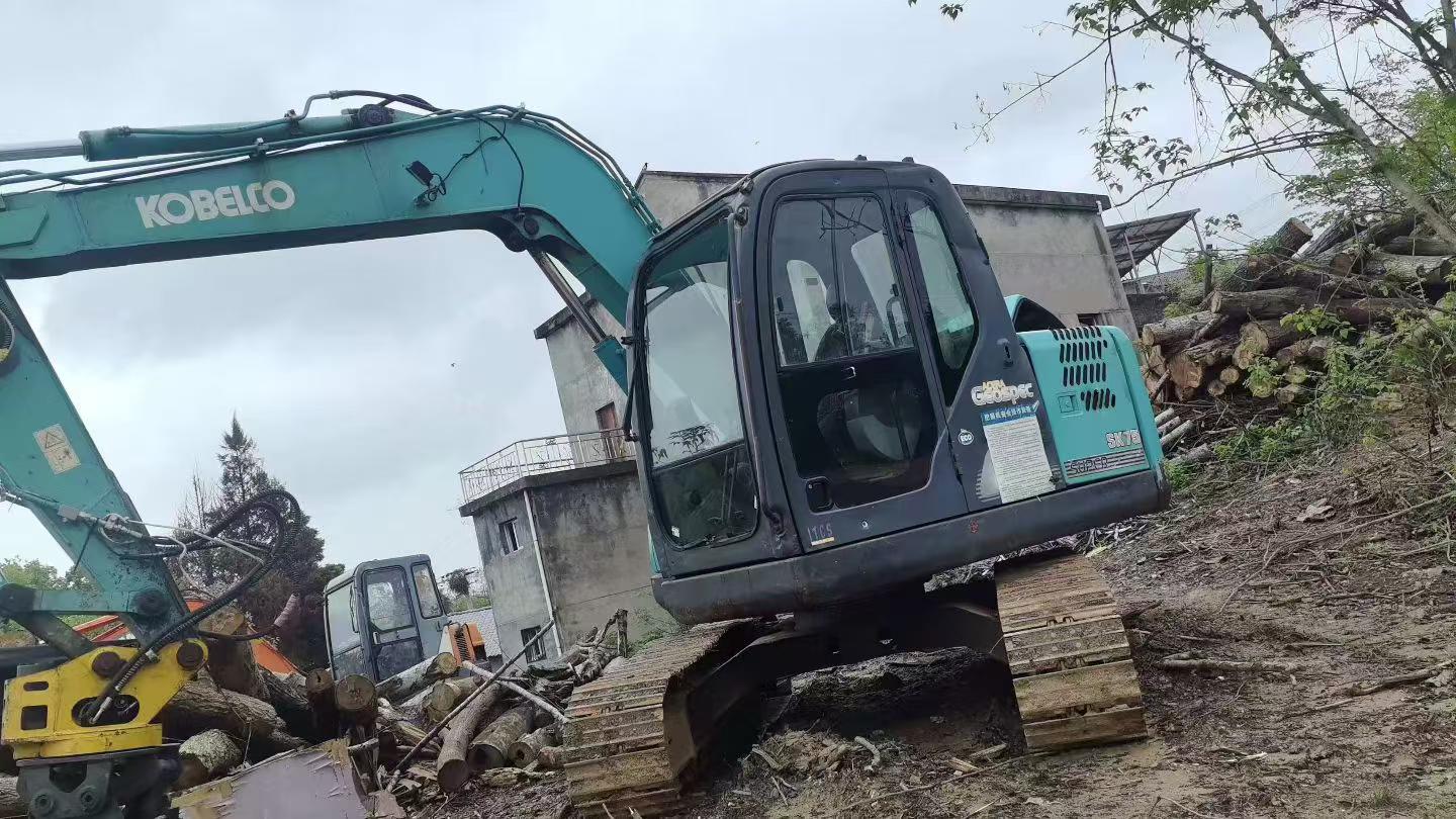 Buy Kobelco SK75 Used Excavator / 1