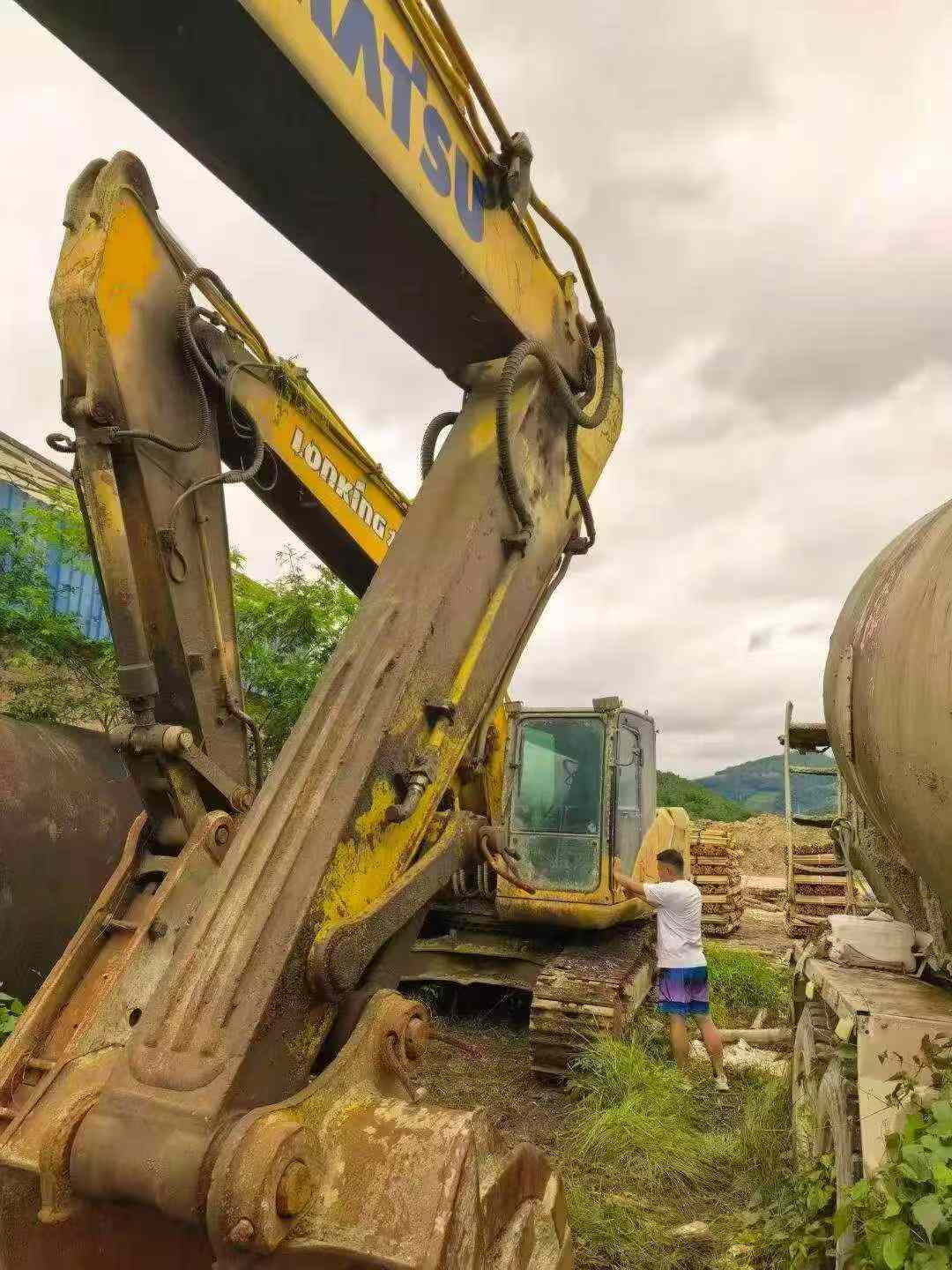 Buy Komatsu PC200 Used Excavator / 4 Buy Komatsu PC200 Used Excavator / 4