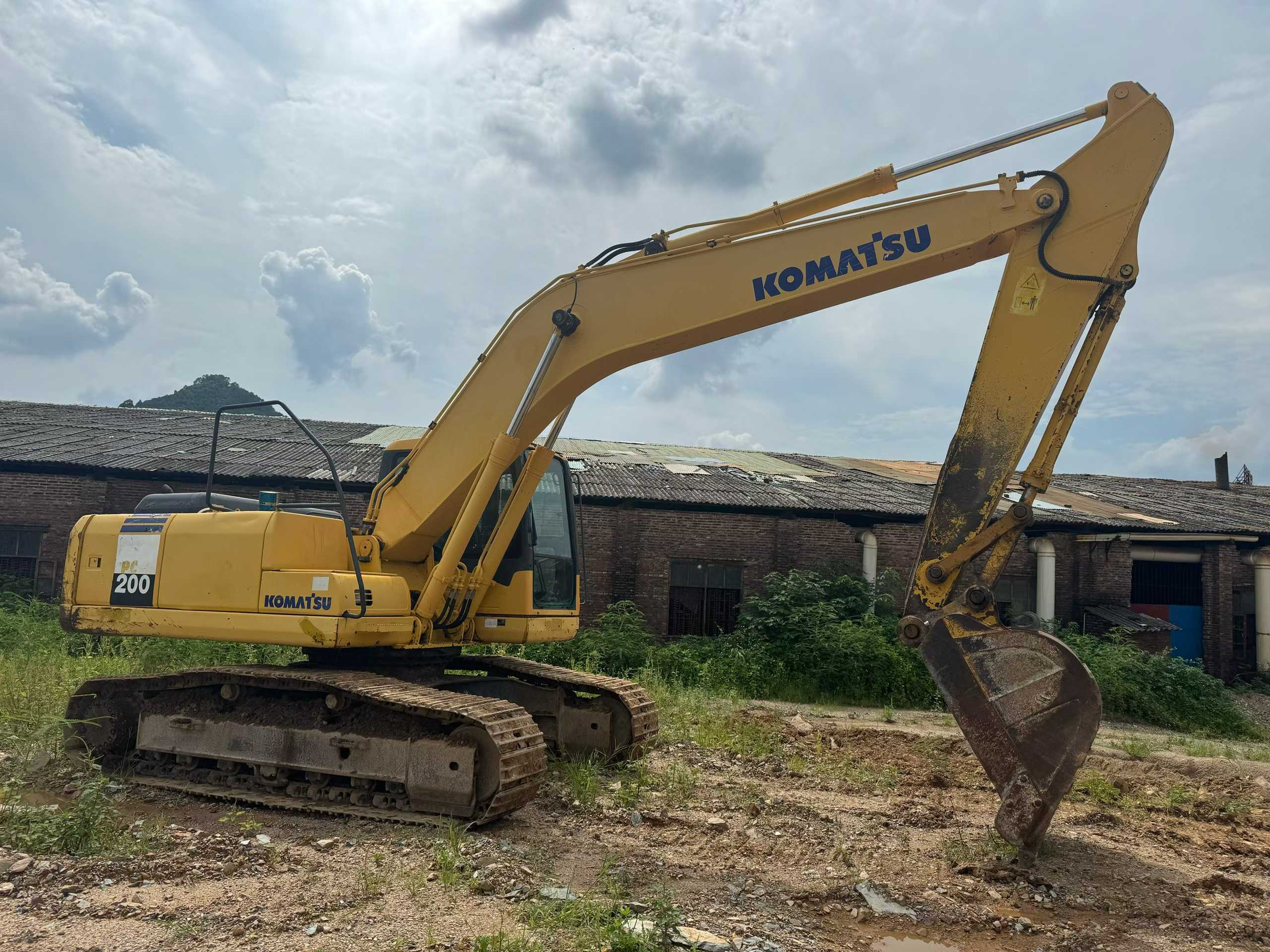 Buy Komatsu PC200-7 Used Excavator / 2 Buy Komatsu PC200-7 Used Excavator / 2