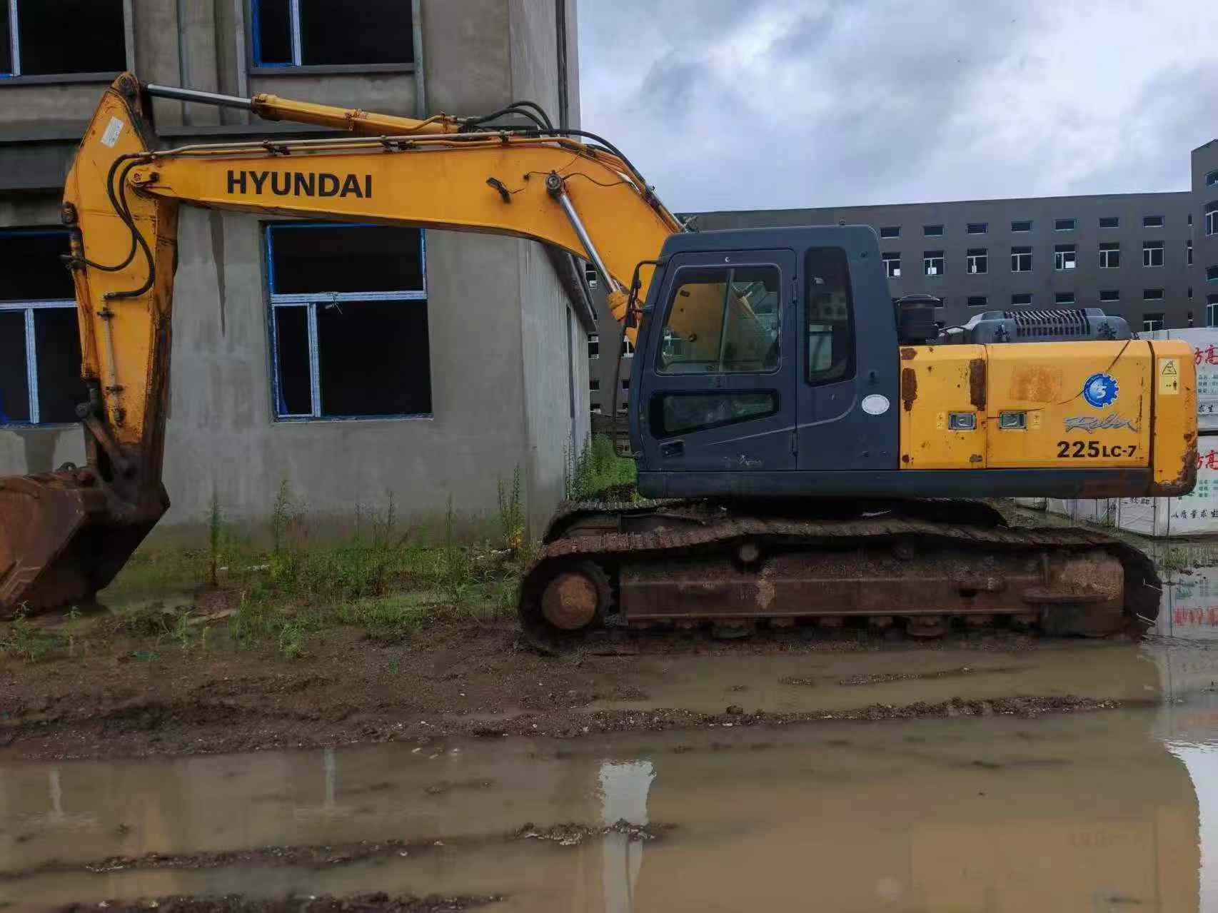 Buy Hyundai R225-7 Used Excavator / 8 Buy Hyundai R225-7 Used Excavator / 8