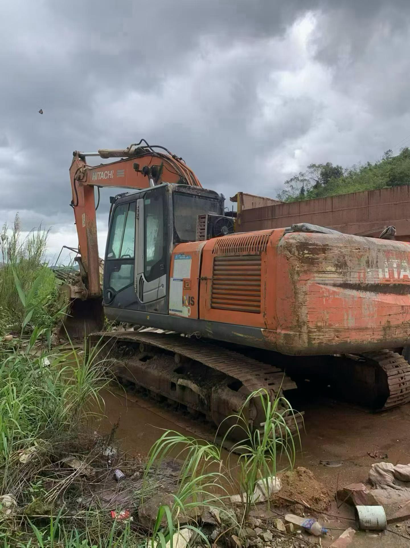 Buy Hitachi EX200-3 Used Excavator / 1