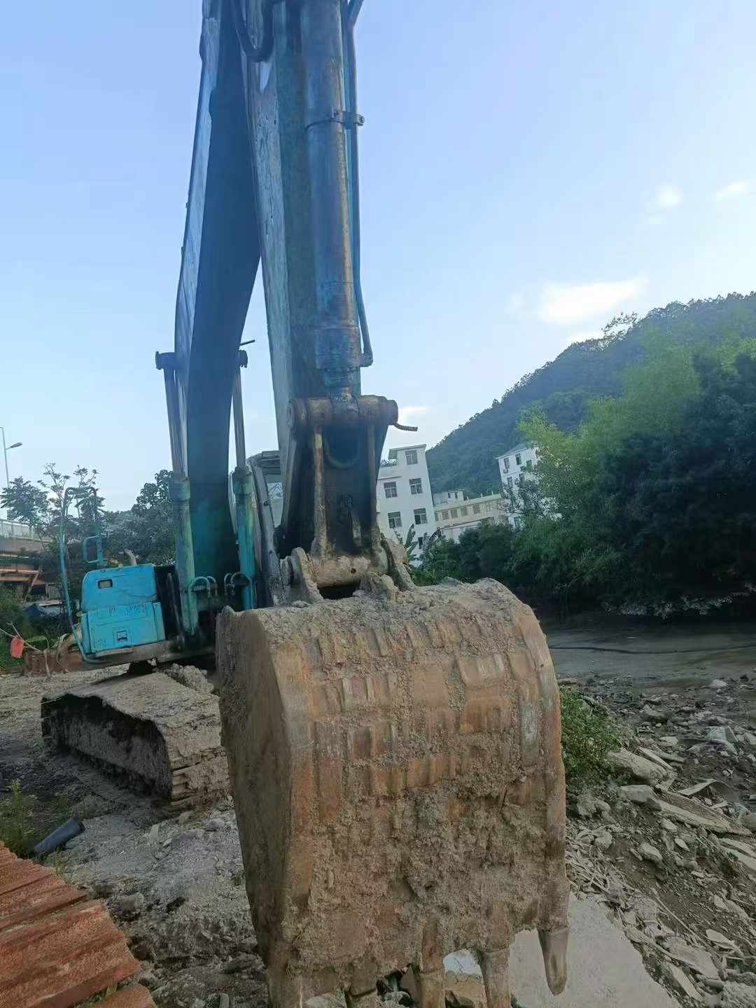 Buy Kobelco SK200-10 Used Excavator / 4 Buy Kobelco SK200-10 Used Excavator / 4