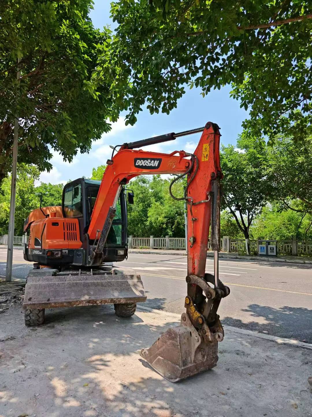 Buy Doosan DH60 Used Excavator / 1