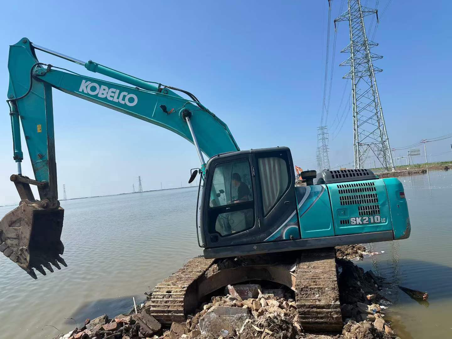 Buy Kobelco SK210 Used Excavator / 3 Buy Kobelco SK210 Used Excavator / 3