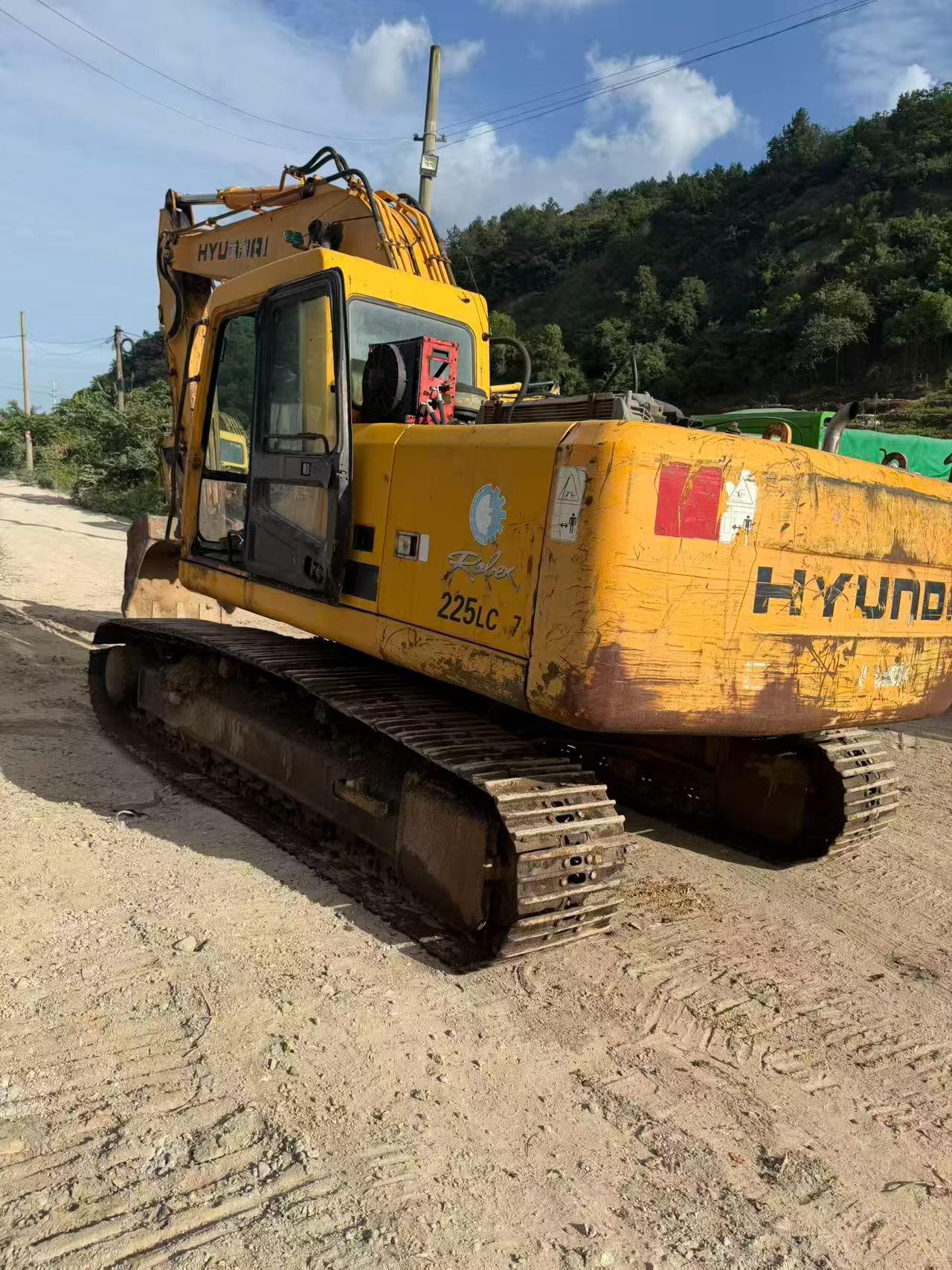 Buy Hyundai R225-7 Used Excavator / 3 Buy Hyundai R225-7 Used Excavator / 3