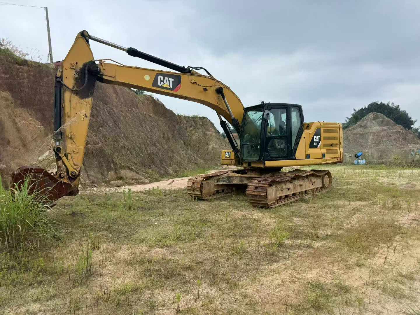 Buy Caterpillar 323 Used Excavator / 1