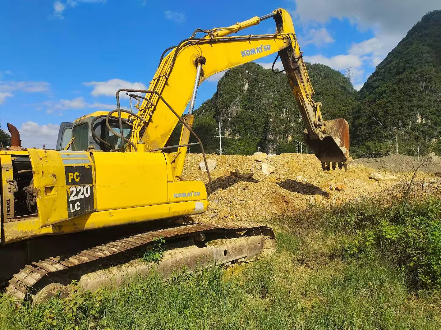Buy Komatsu PC210-7 Used Excavator / 2 Buy Komatsu PC210-7 Used Excavator / 2