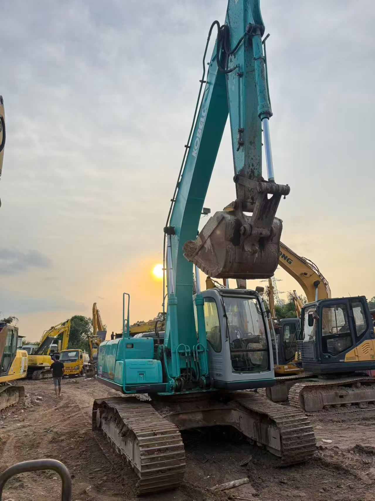 Buy Kobelco SK200-2 Used Excavator / 3 Buy Kobelco SK200-2 Used Excavator / 3