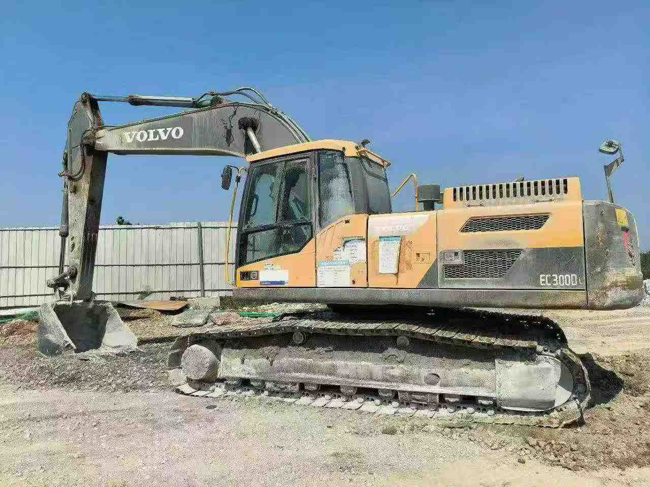 Buy Volvo L250G Used Excavator / 1