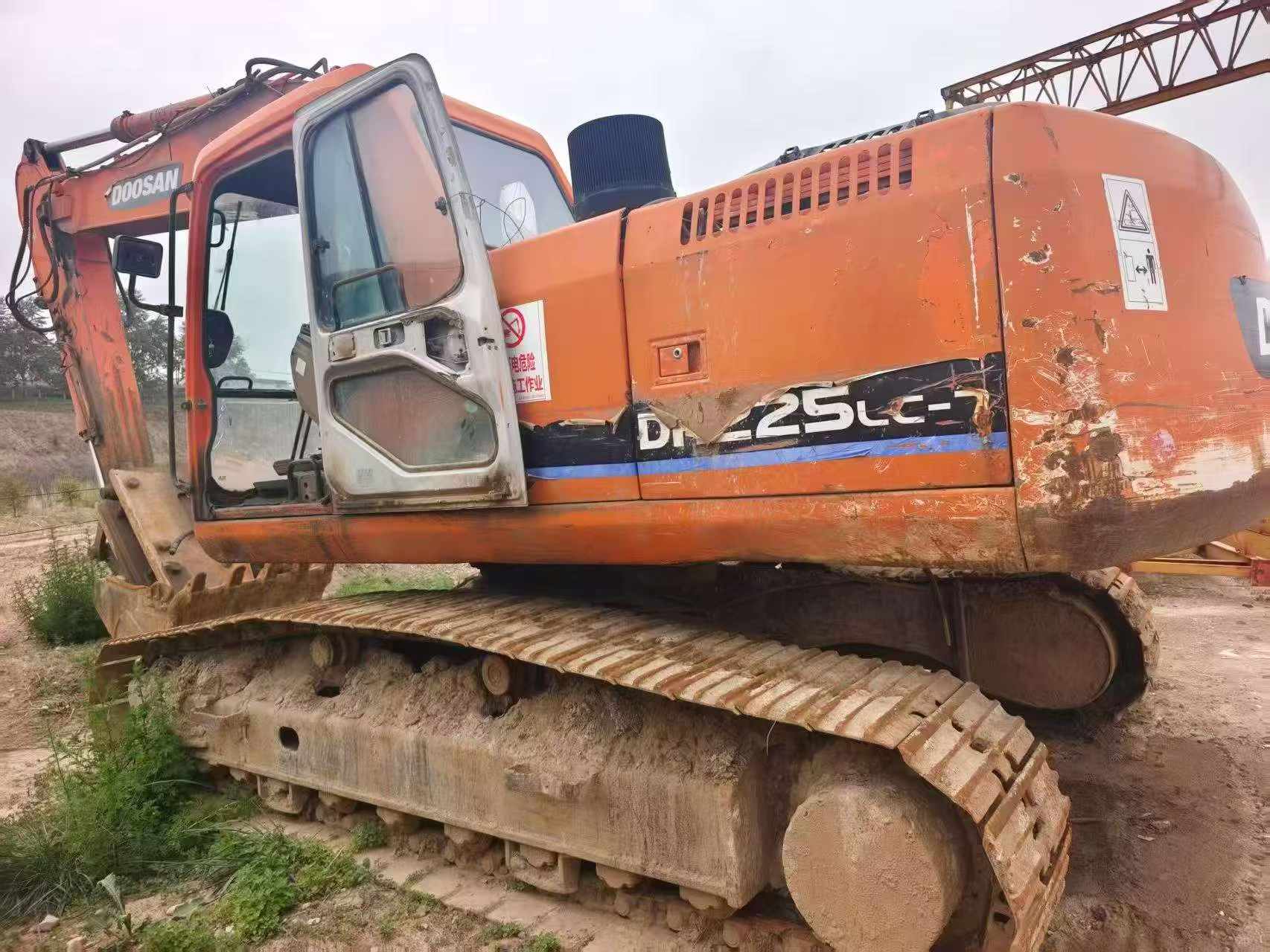 Buy Doosan DH220 Used Excavator / 2 Buy Doosan DH220 Used Excavator / 2