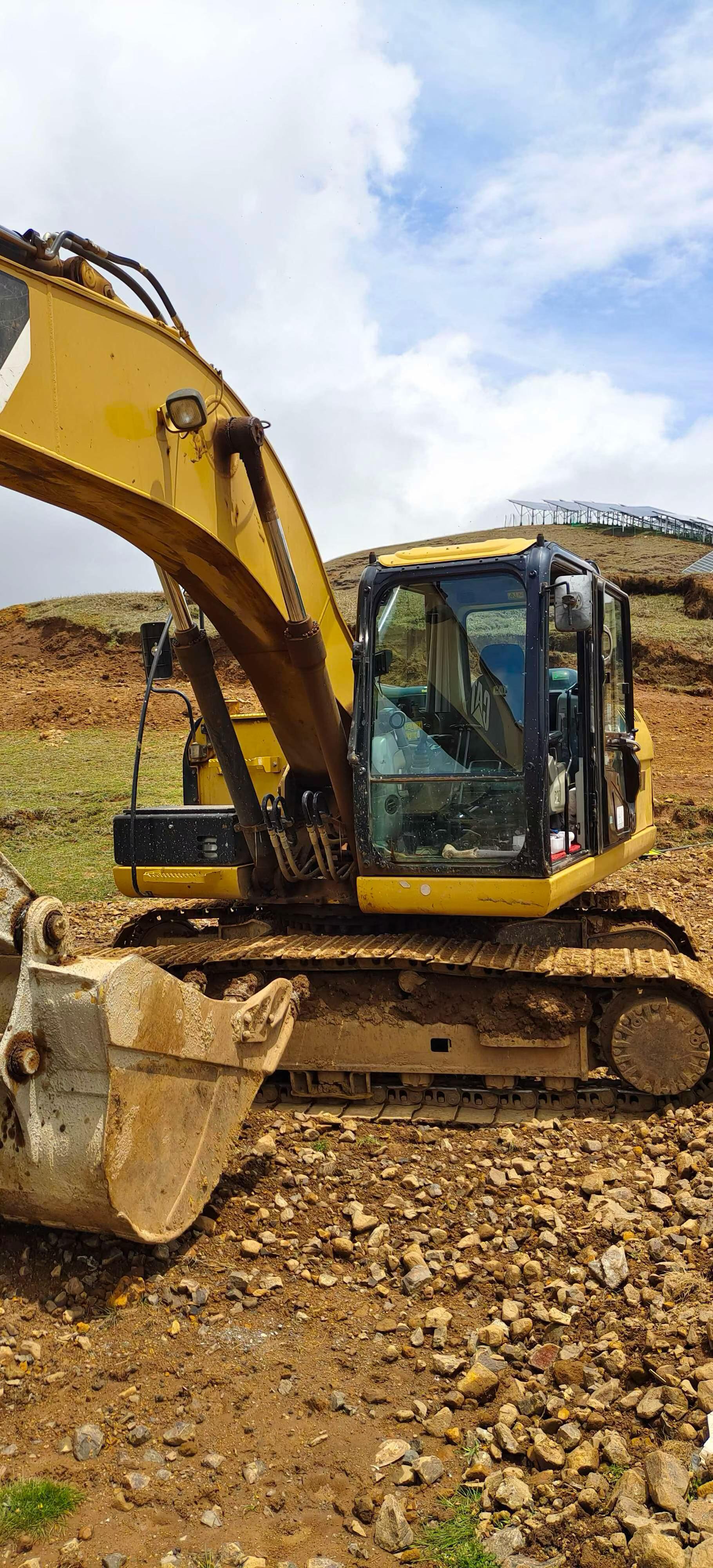 Buy Caterpillar 320D Used Excavator / 6