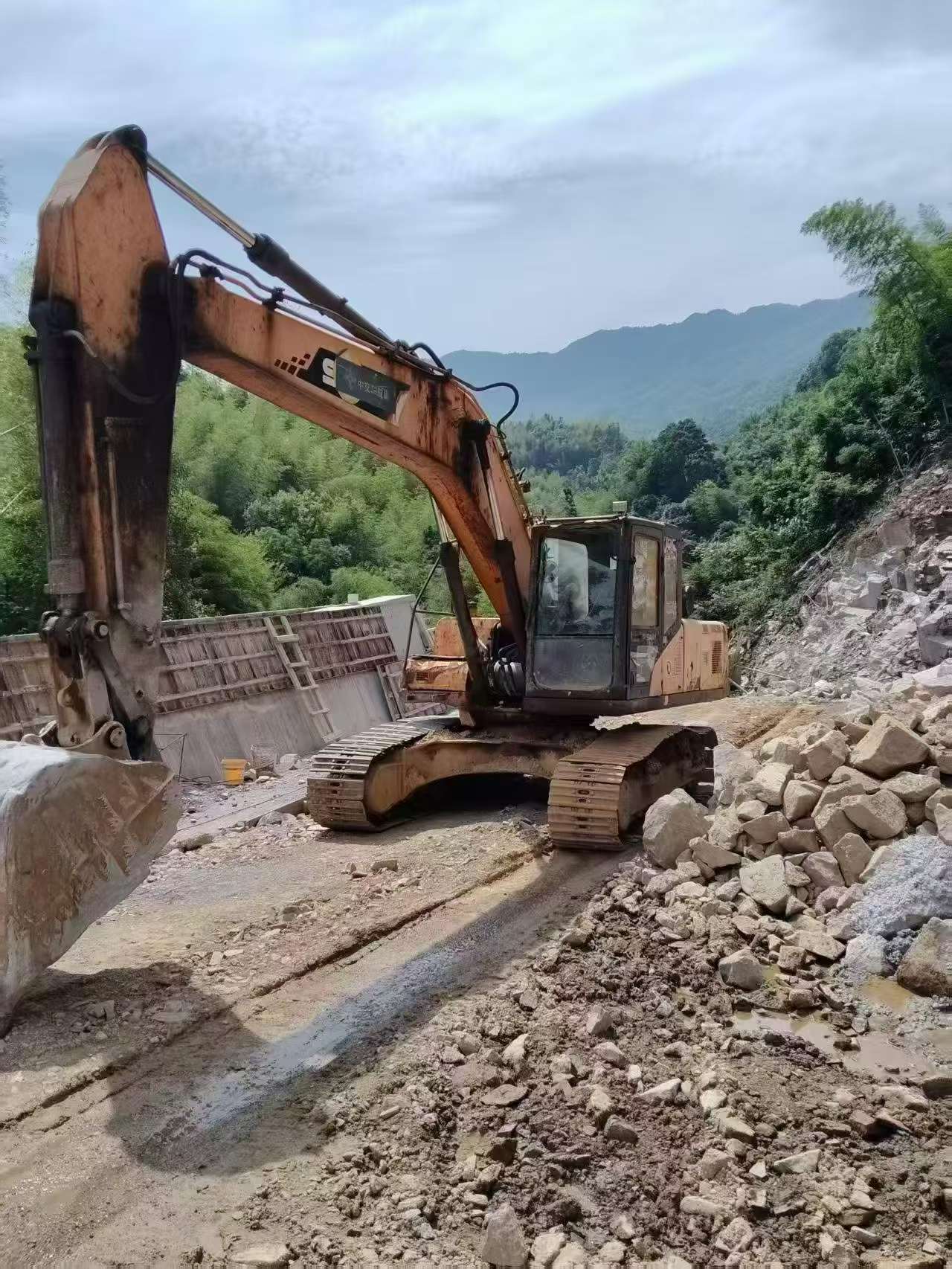 Buy Sany SY215C Used Excavator / 1