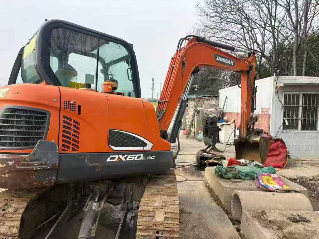 Buy Doosan DH60 Used Excavator / 1