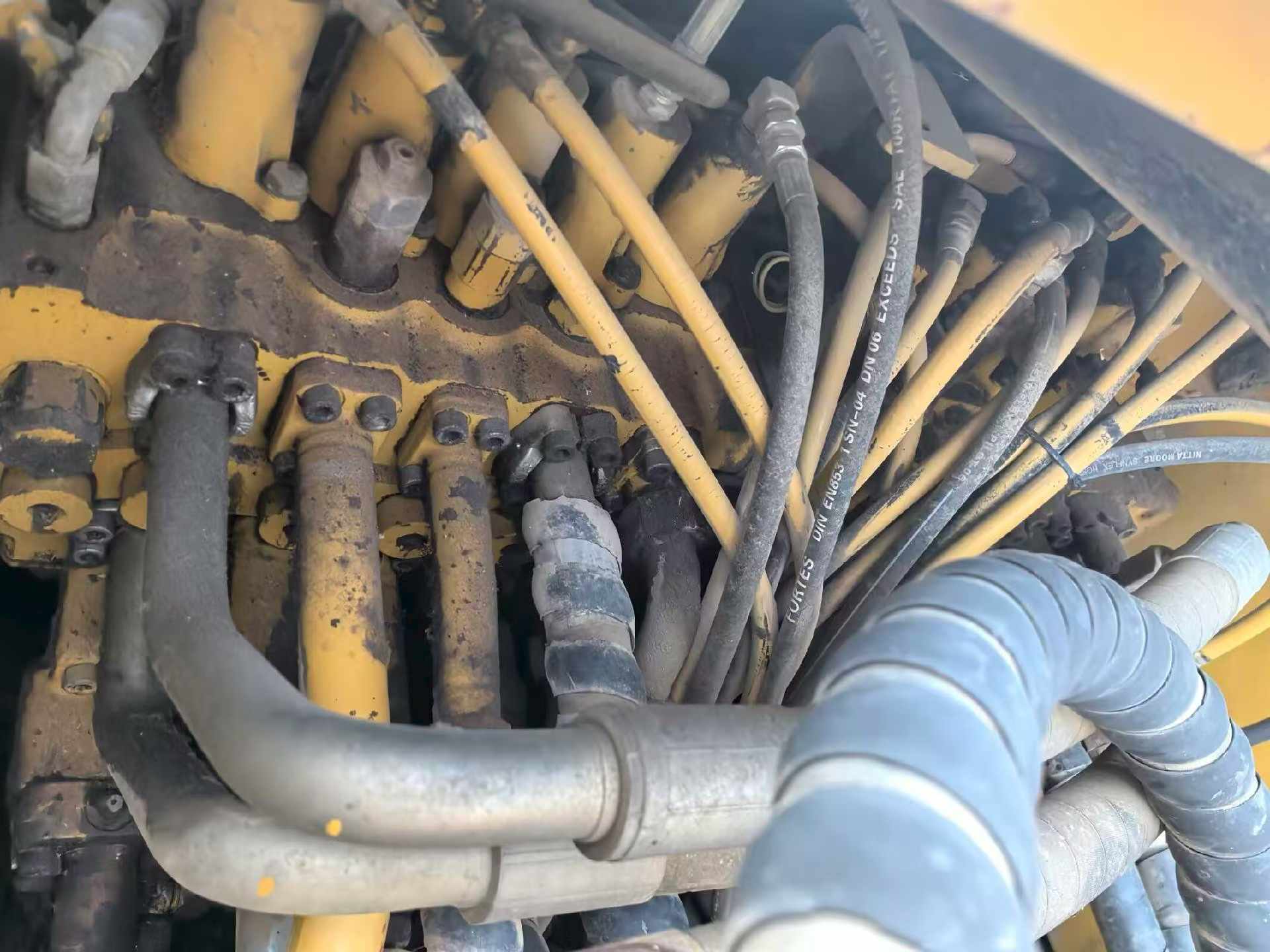 Buy Caterpillar 323 Used Excavator / 6