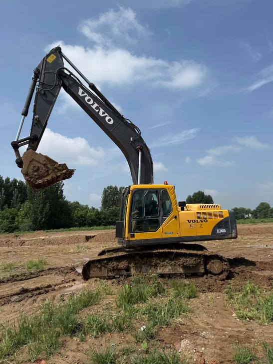Buy Volvo EC240 Used Excavator / 1