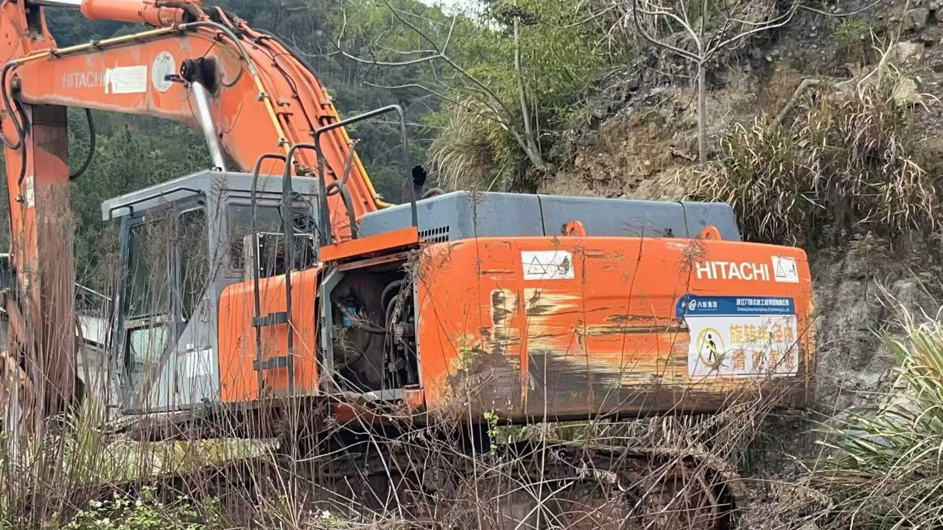 Compre Excavadora Hitachi ZX450-6 Usada / 2