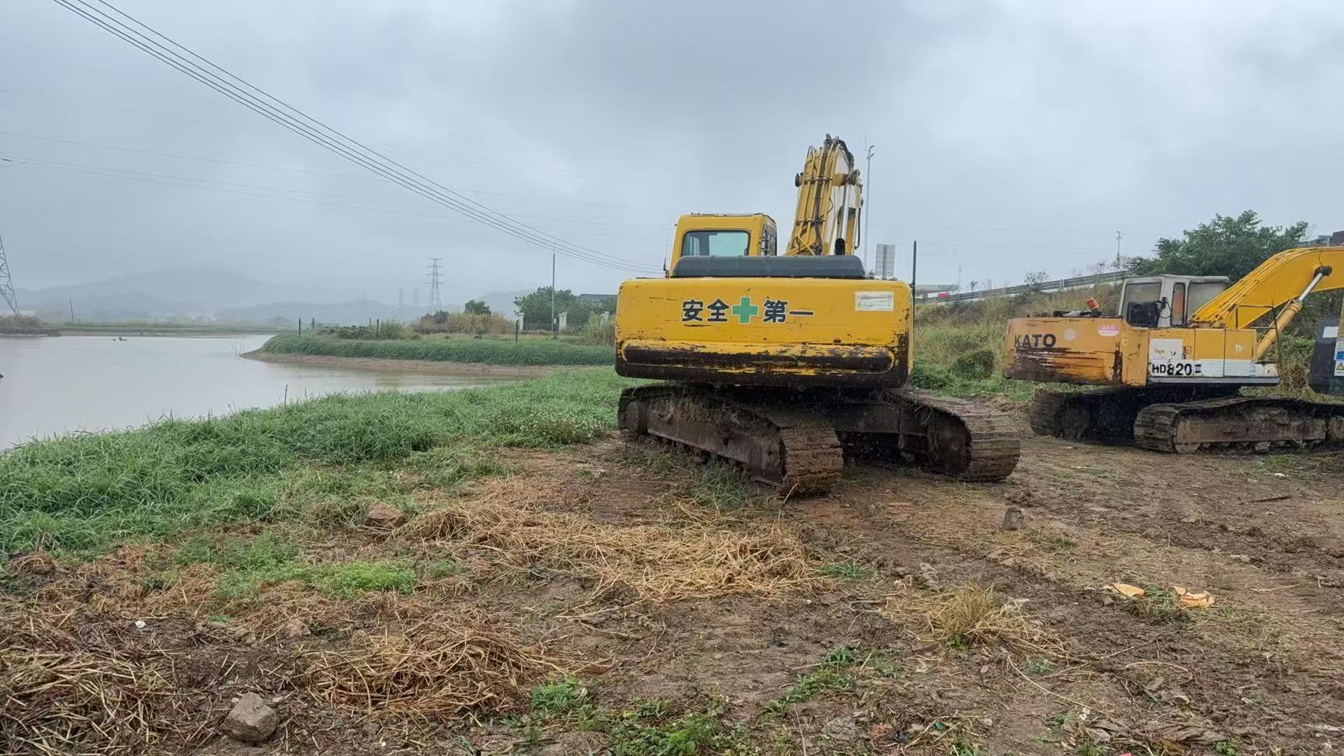 Buy Komatsu PC200-6 Used Excavator / 2 Buy Komatsu PC200-6 Used Excavator / 2