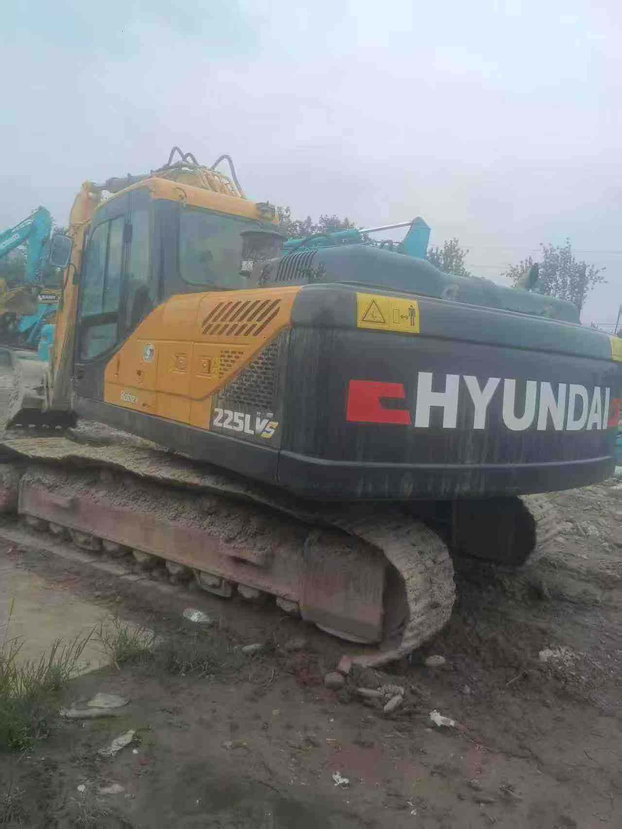 Buy Hyundai R225-7 Used Excavator / 8 Buy Hyundai R225-7 Used Excavator / 8
