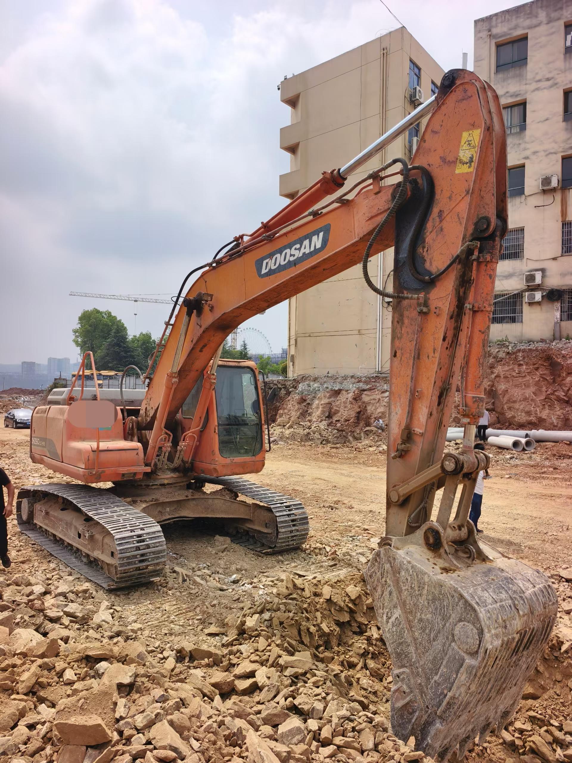 Buy Doosan DH220 Used Excavator / 2 Buy Doosan DH220 Used Excavator / 2