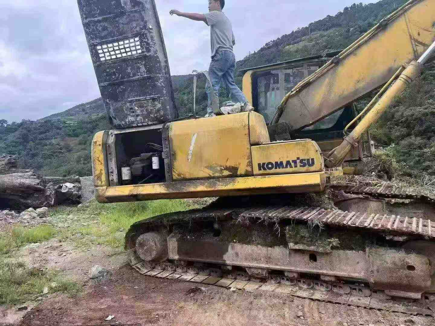 Buy Komatsu PC220 Used Excavator / 3 Buy Komatsu PC220 Used Excavator / 3