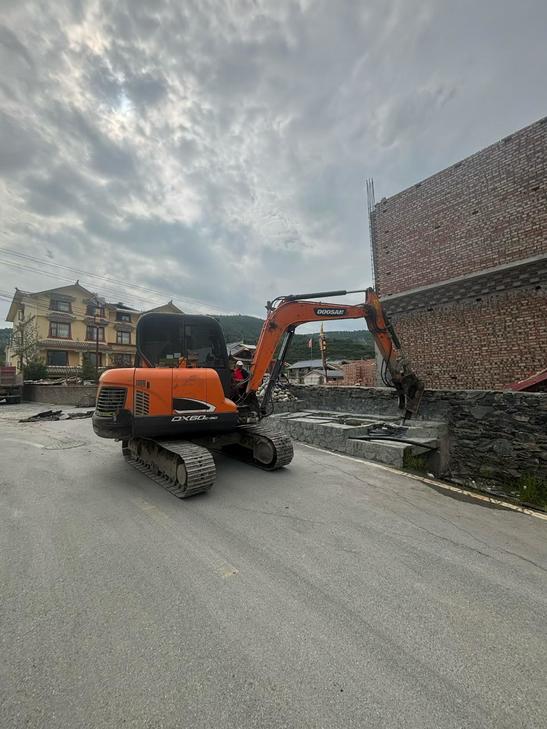 Buy Doosan DH60 Used Excavator / 1