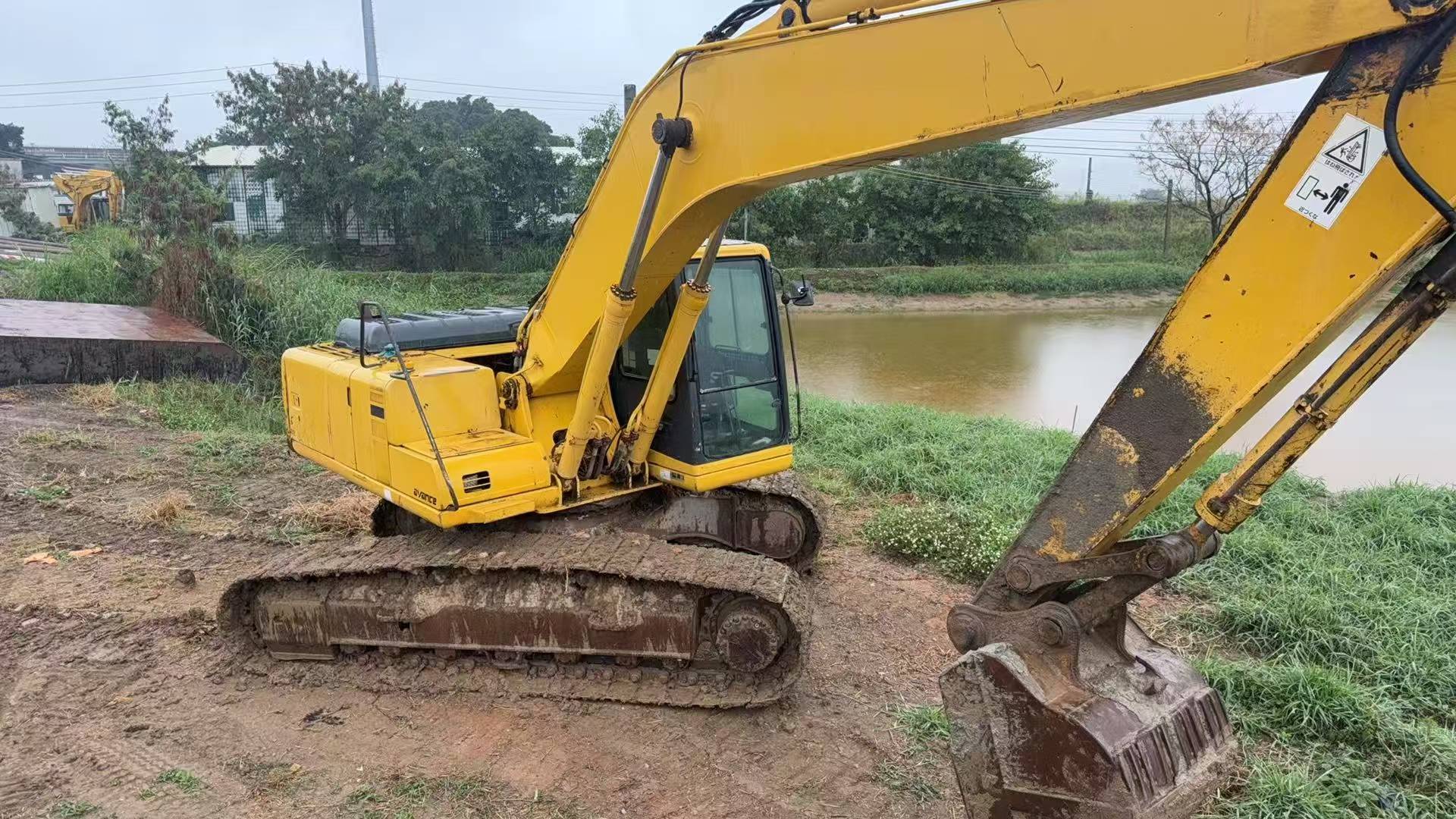 Buy Komatsu PC200-6 Used Excavator / 1