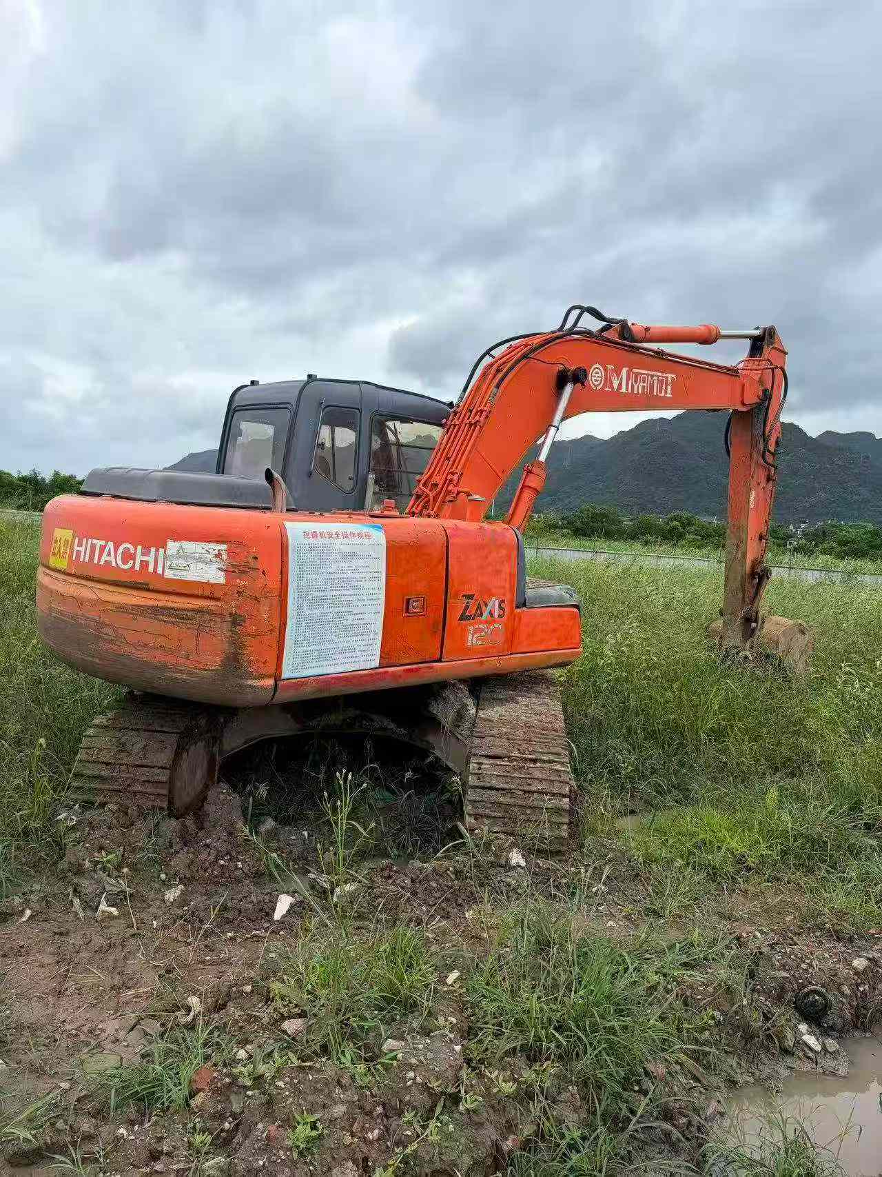 Buy Hitachi EX120-6 Used Excavator / 1