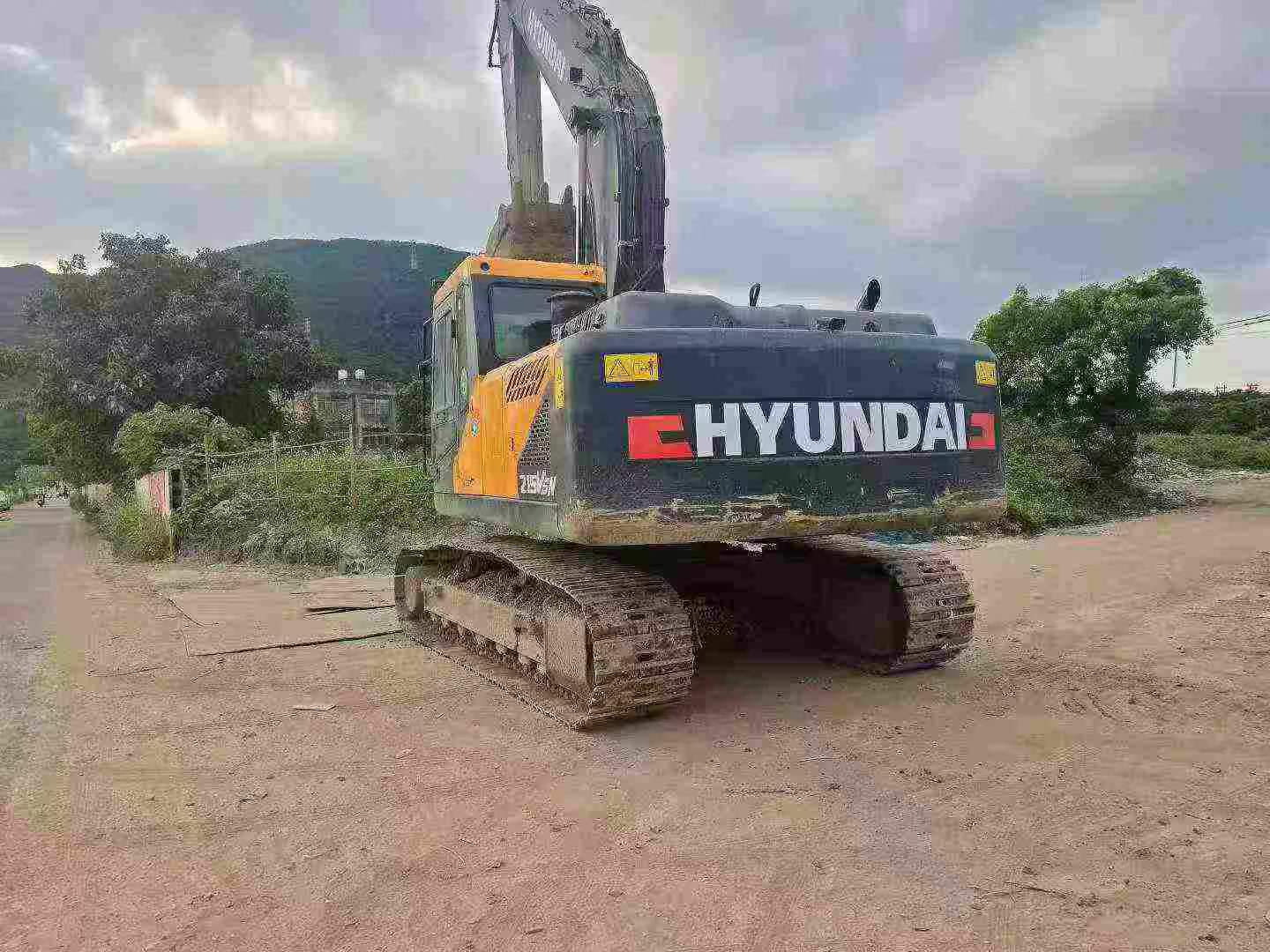 Buy Hyundai R215VS Used Excavator / 3 Buy Hyundai R215VS Used Excavator / 3