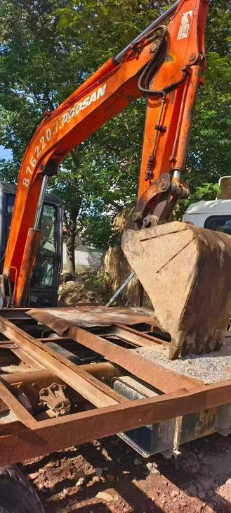 Buy Doosan DH60 Used Excavator / 1