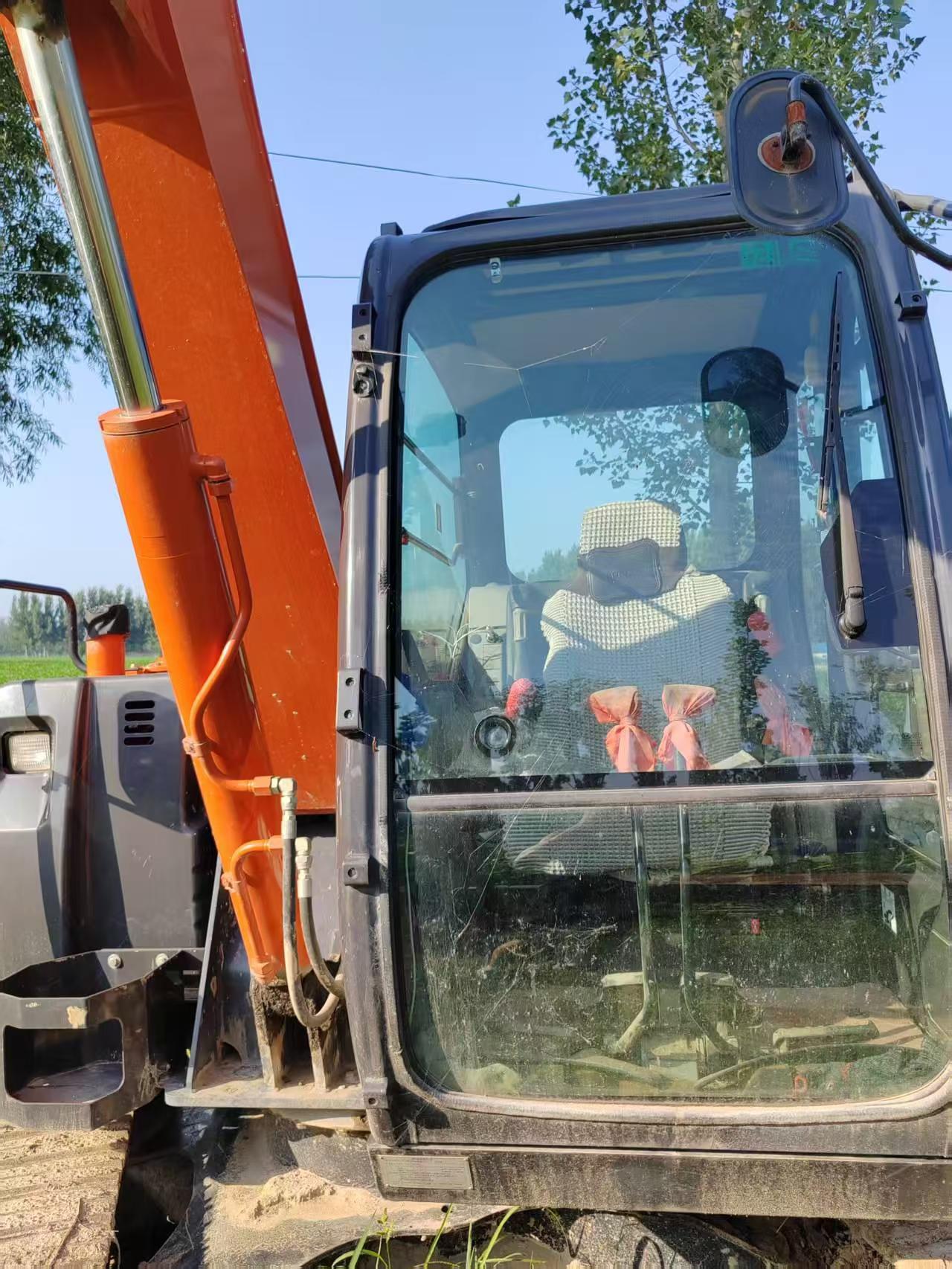 Buy Hitachi EX70 Used Excavator / 1