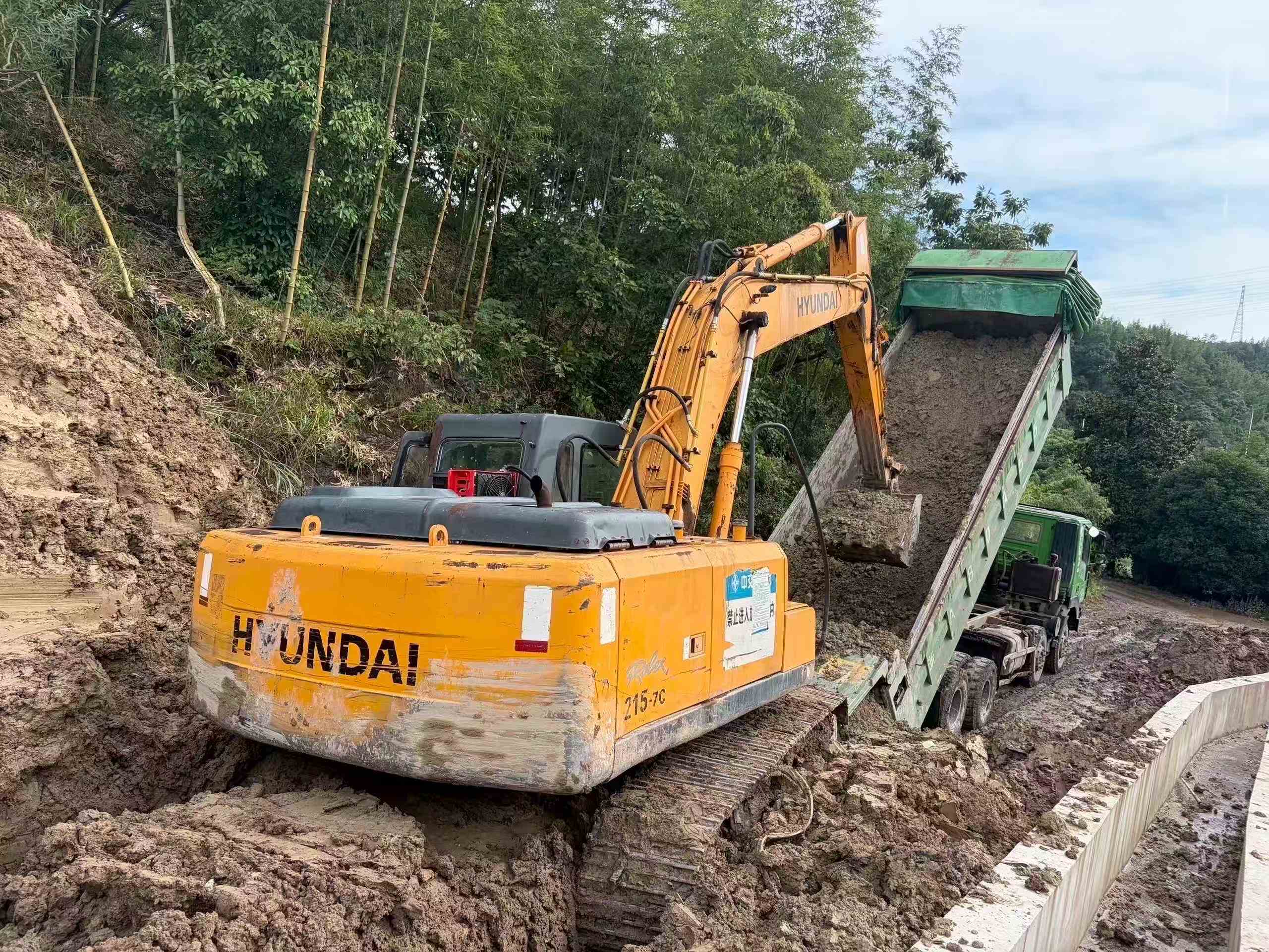 Buy Hyundai R215-7 Used Excavator / 1
