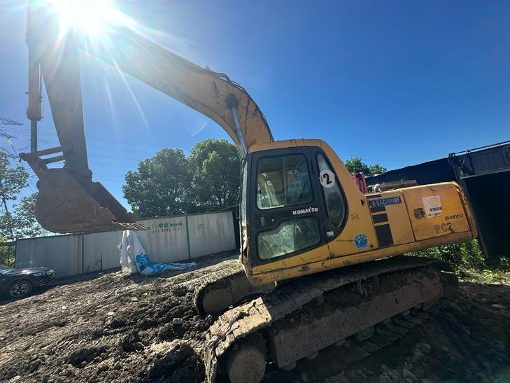 Buy Komatsu PC200-6 Used Excavator / 1