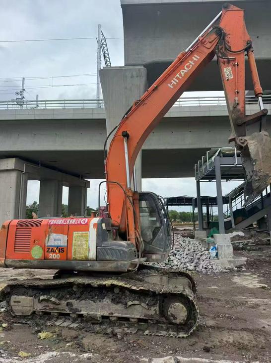 Buy Hitachi EX200-3 Used Excavator / 1