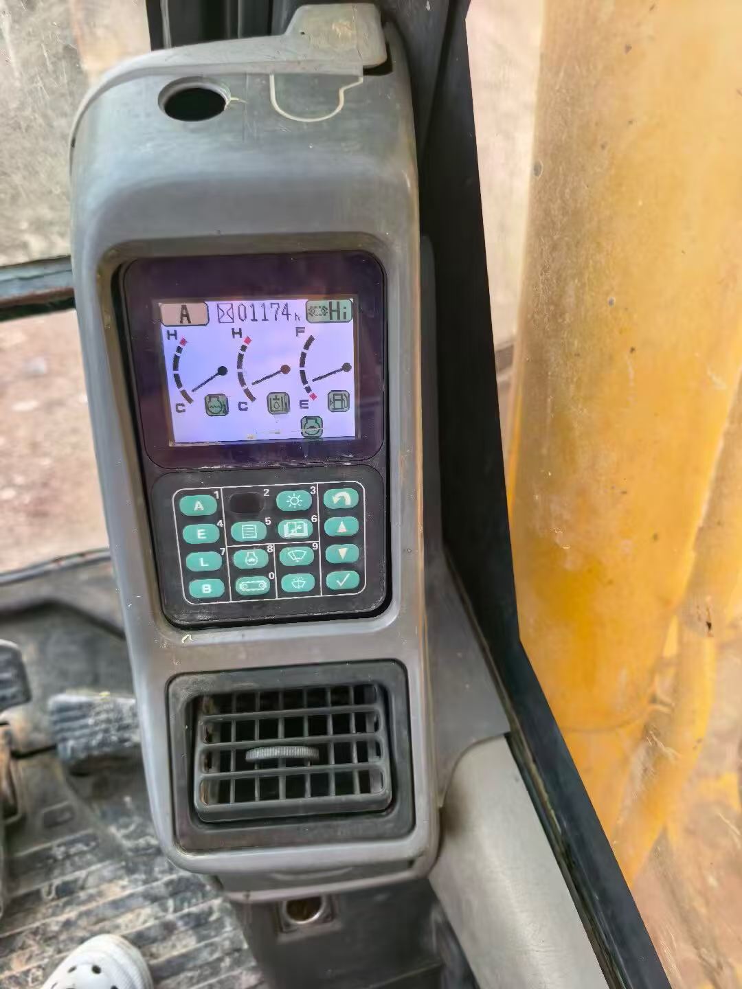 Buy Komatsu PC200-7 Used Excavator / 2