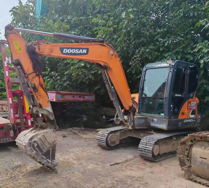 Buy Doosan DH60 Used Excavator / 1