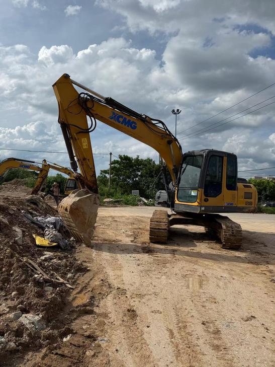 Buy XCMG XE135B Used Excavator / 1