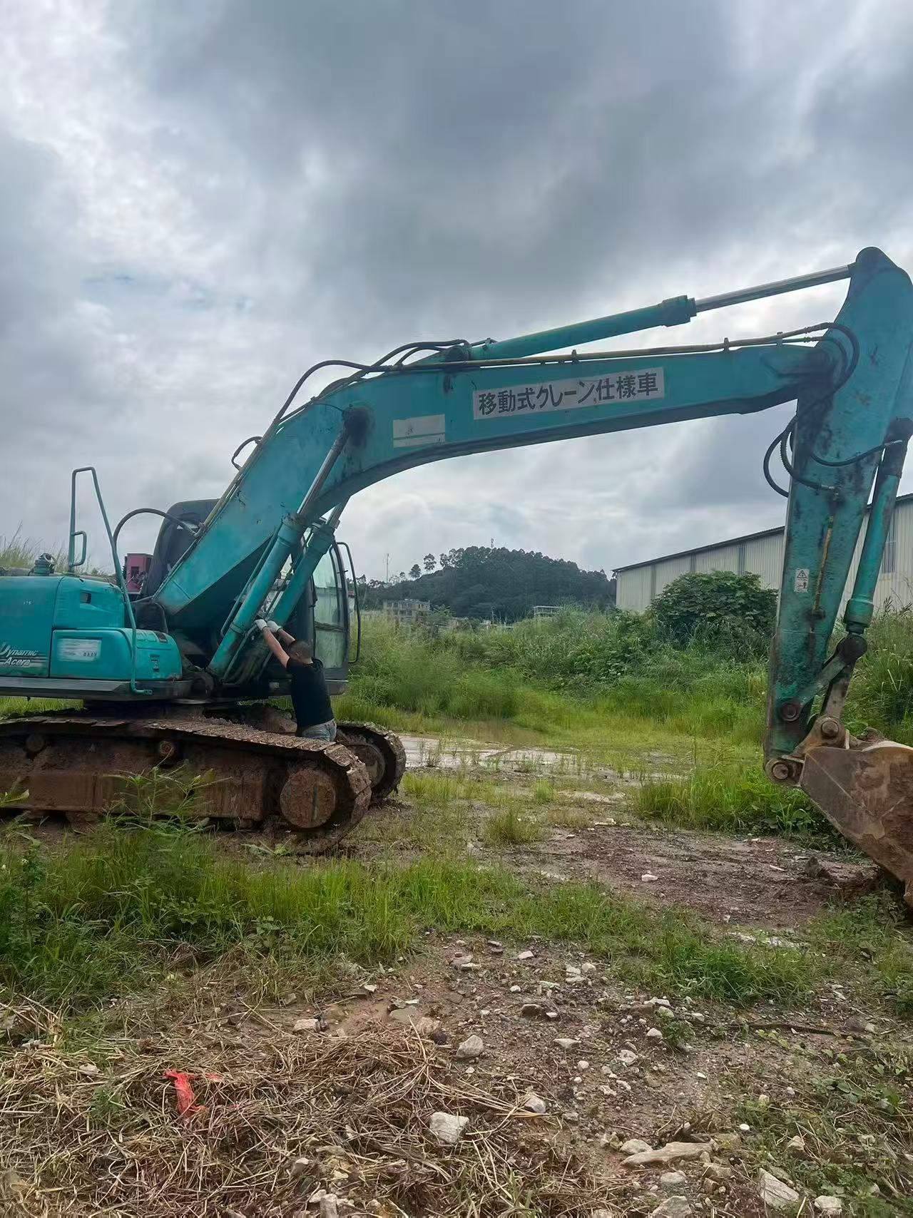 Buy Kobelco SK200-10 Used Excavator / 2 Buy Kobelco SK200-10 Used Excavator / 2