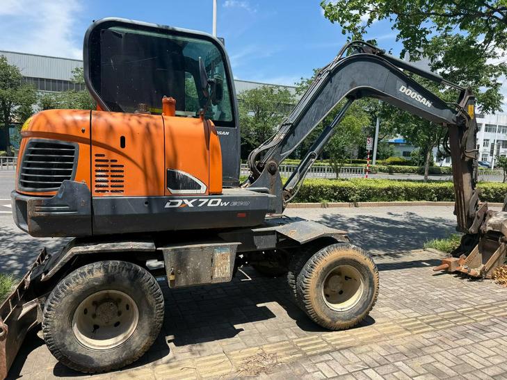 Buy Doosan DH60 Used Excavator / 1
