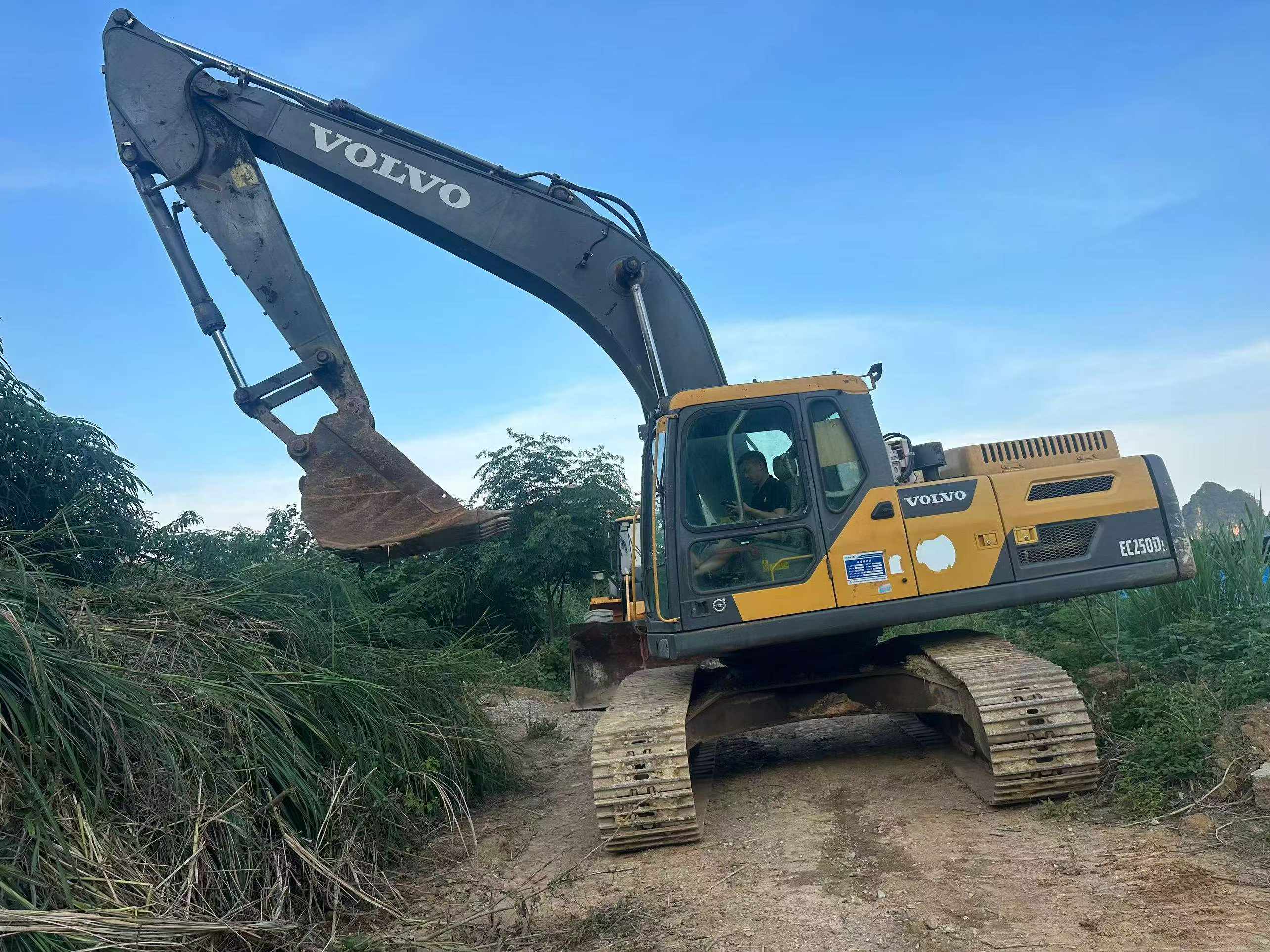 Buy Volvo L250G Used Excavator / 3